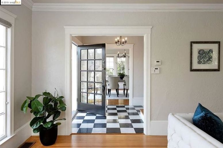 California Vibes Unlimited: Indulge In This Mid-century Modern Hallway